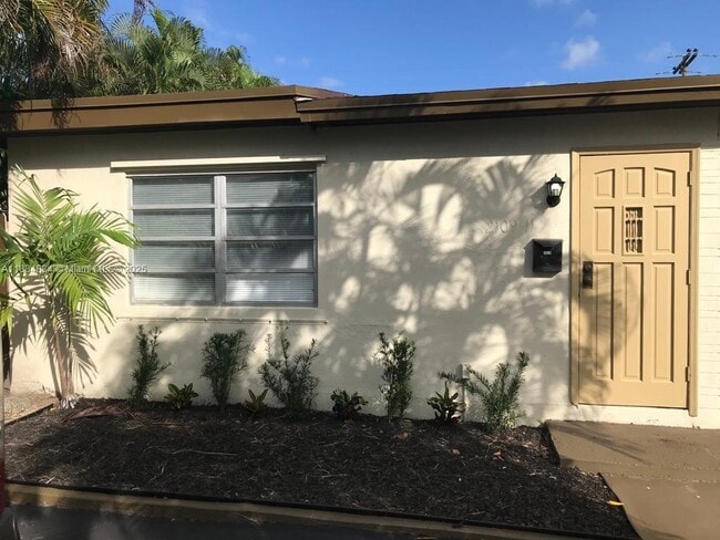 Building Photo - 2109 N 17th Ct Unit 1 Rental
