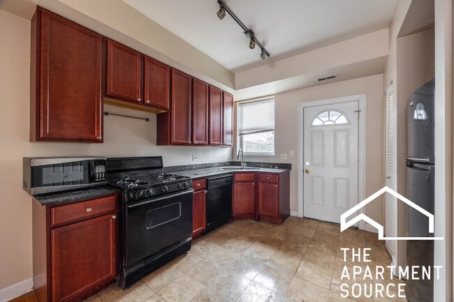 Building Photo - 7462 N Greenview Ave Unit 3