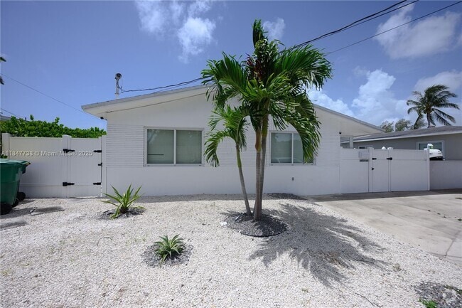 Building Photo - 1453 NW 10th St Unit 2 Rental