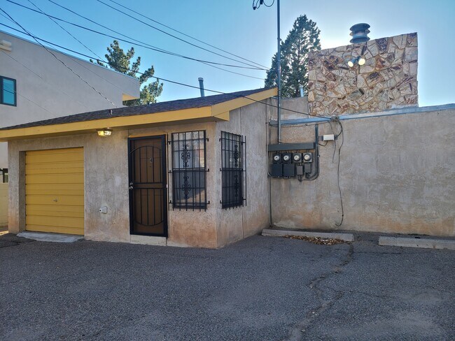 CHIMENEA A LEÑA, 2 PATIOS PRIVADOS, CONEXIÓN PARA LAVADORA Y SECADORA, HORNO A GAS AUTOLIMPIANTE, RINCÓN DESAYUNADOR, DESPENSA - 522 Wellesley Dr SE Unidad 4