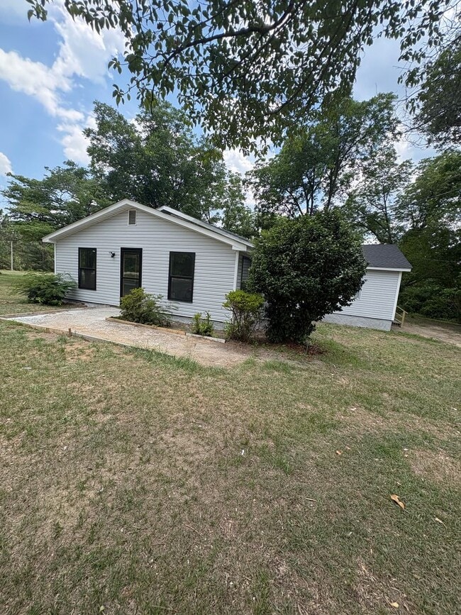 Building Photo - 3 Bedroom/1 bath House includes wi-fi, lawncare and security alarm