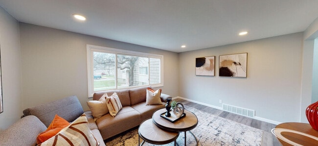 Photo - 120 Crippen Pl