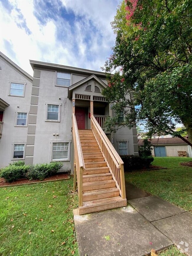 Building Photo - 2500 Avent Ferry Rd Unit 201 Rental