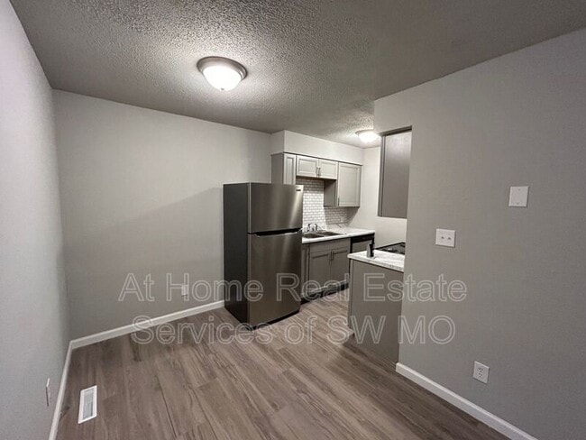 Photo - 900 S Crutcher Ave Unit Apt #5