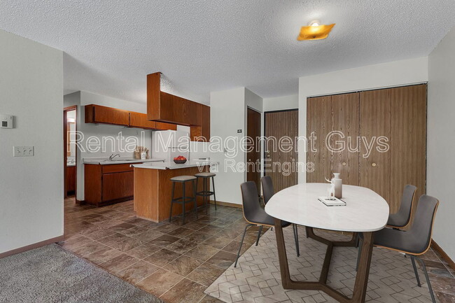 Photo - 133 Cedar Ct E Unit 100