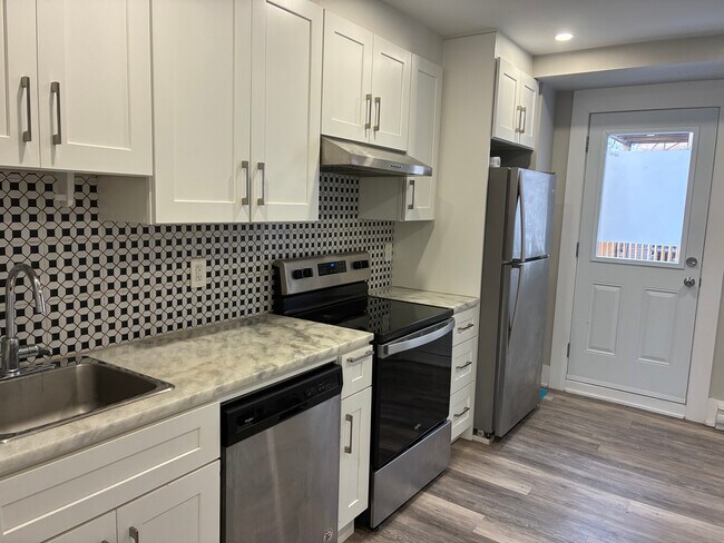 Photo - 2421-2439 de Maisonneuve E Unit 2433