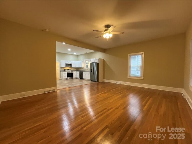 Photo - 516 W 7th St