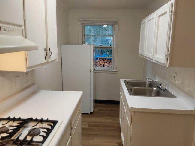 Photo - 103 E Stuart St