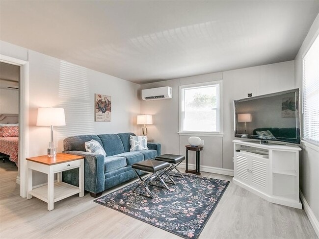 Photo - 203 E Brooks St