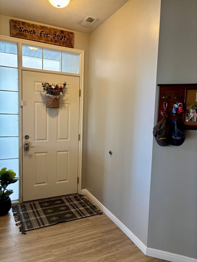Building Photo - GORGEOUS Townhome!!!
