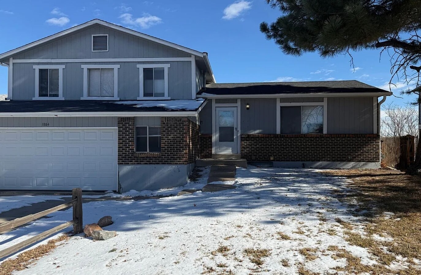 Great 3 bedroom home in Aurora - New paint and New carpet! - Great 3 bedroom home in Aurora - New paint and New carpet!