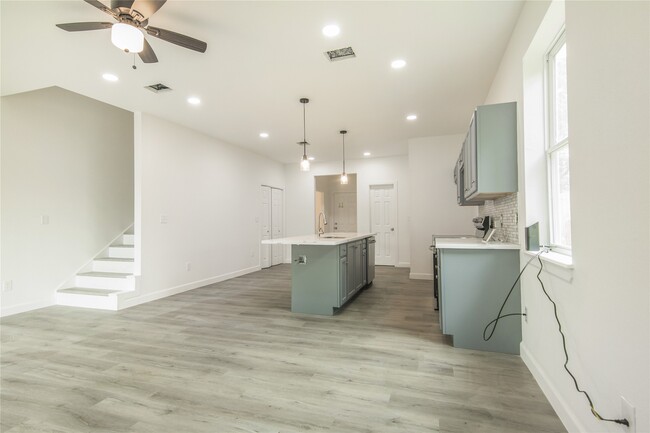 Photo - 2305 Sakowitz St