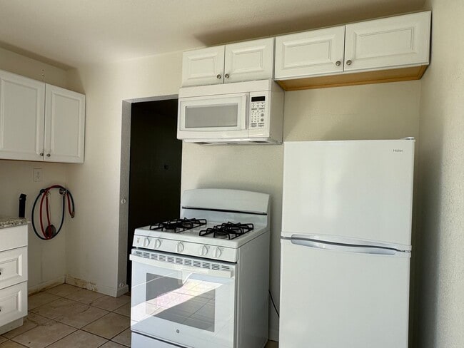 Building Photo - 2 Bedroom - Downtown Tehachapi Rental