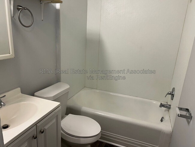 Photo - 631 W Poplar St Unit B