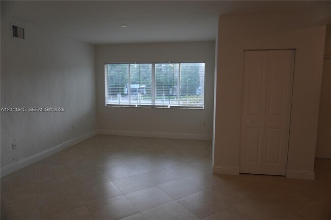 Photo - 2880 Pine Tree Dr Unidad 2