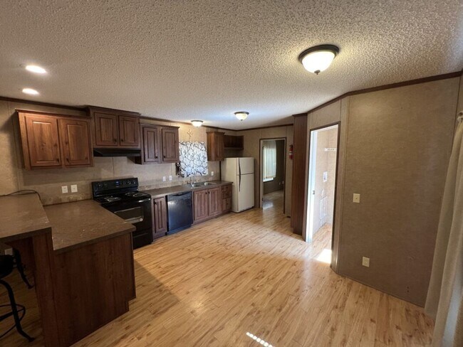 Photo - 3-bedroom 2-bath large single wide 1080 Square Feet mobile home located in Baker, LA