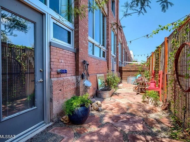 Photo - 1001 E 17th St Unidad 131