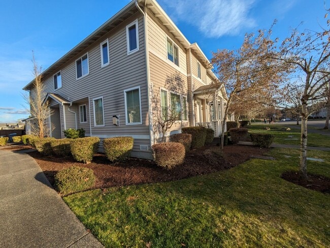 Building Photo - 2030 Garry Oaks Ave