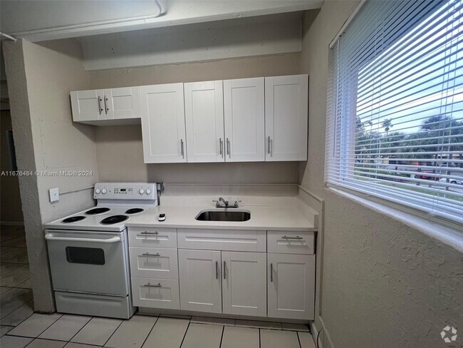 Building Photo - 980 NW 9th Ave Unit 16 Rental