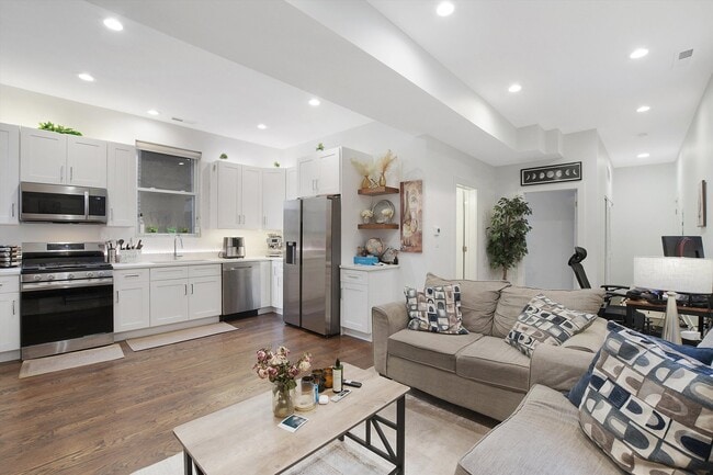 Building Photo - 2316 W Augusta Blvd Unit 2R