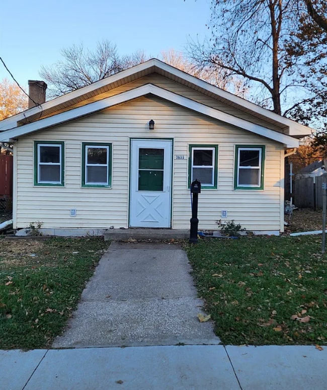 Building Photo - Charming 2BR Home in Highland Park Des Moines