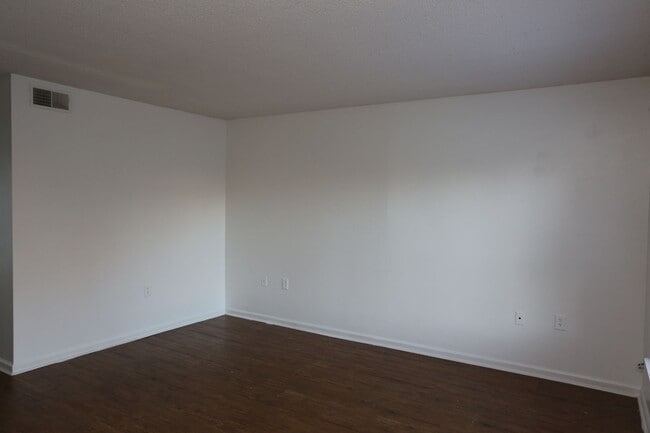 Building Photo - Spacious Townhome Available Today!