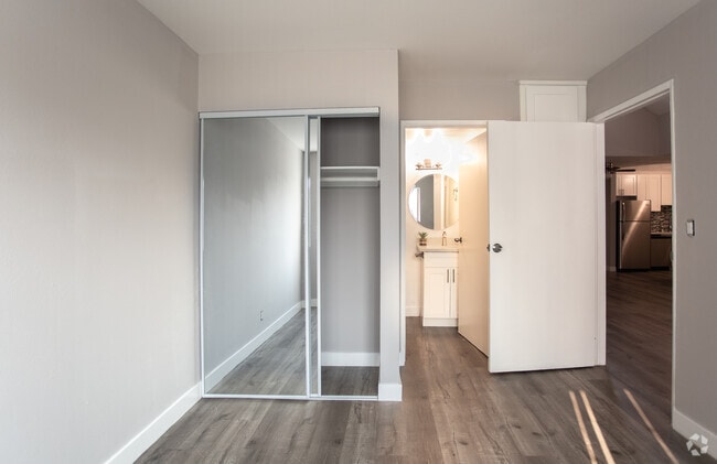 2BR, 2BA-900 SF
