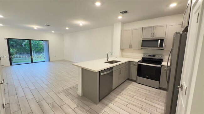 Building Photo - 172 SE 5th Ct Rental