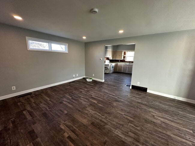 Photo - 1946 St Lawrence Ave Unit Lower