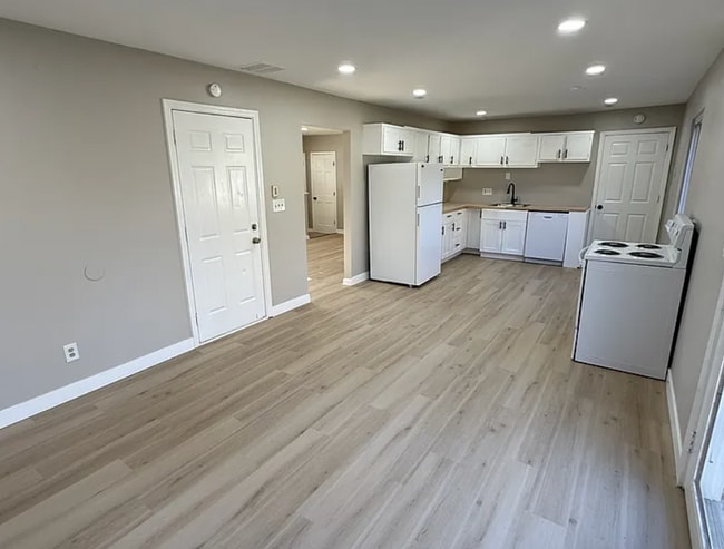 Photo - 3 bedroom 1 bathroom on a quiet street!