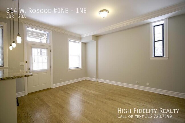 Photo - 814 W Roscoe St