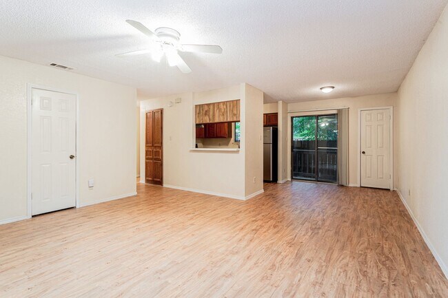 Building Photo - 404 Kenniston Dr Unit C