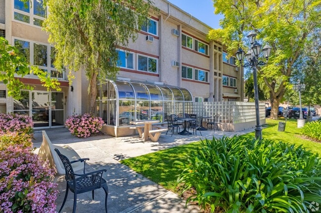 Building Photo - 5405 Lindley Avenue Rental