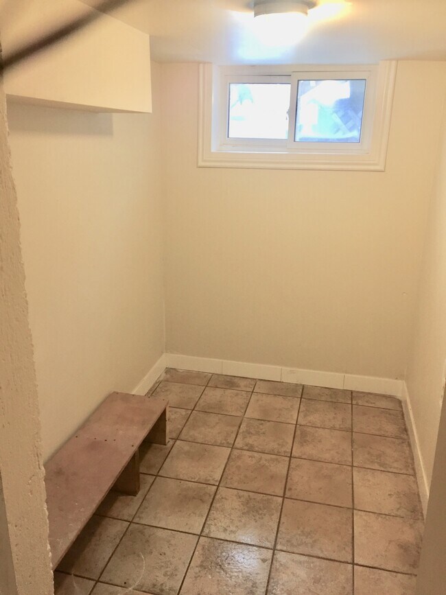 Photo - Spacious 1 Bedroom Apartment in Durand Unit 4
