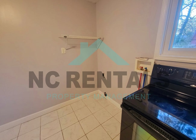 Photo - 3211 Donnell St