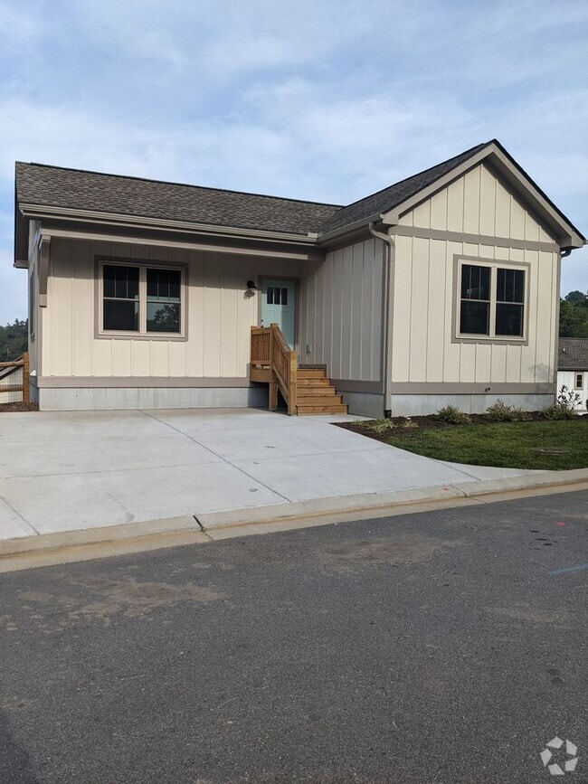 Building Photo - Weaverville Rental!