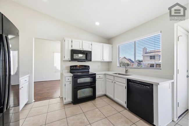 Building Photo - 6Bed/3Bath Split Level House at Cactus/75th Ave! Ready for Immediate Move-In! -- POOL!