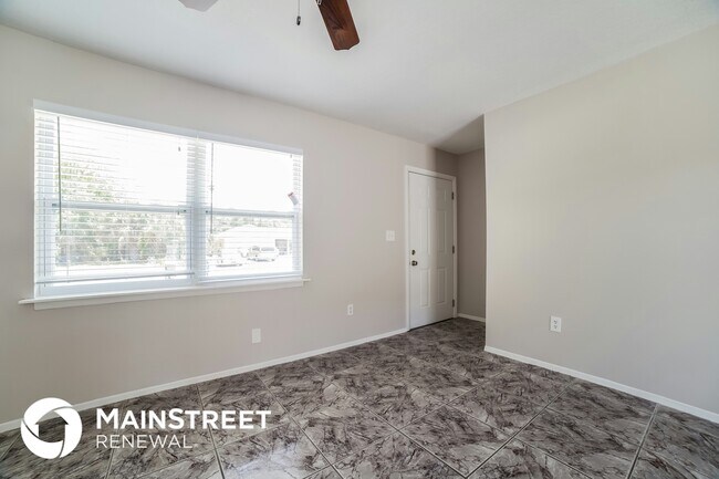 Photo - 2285 Kent St NE