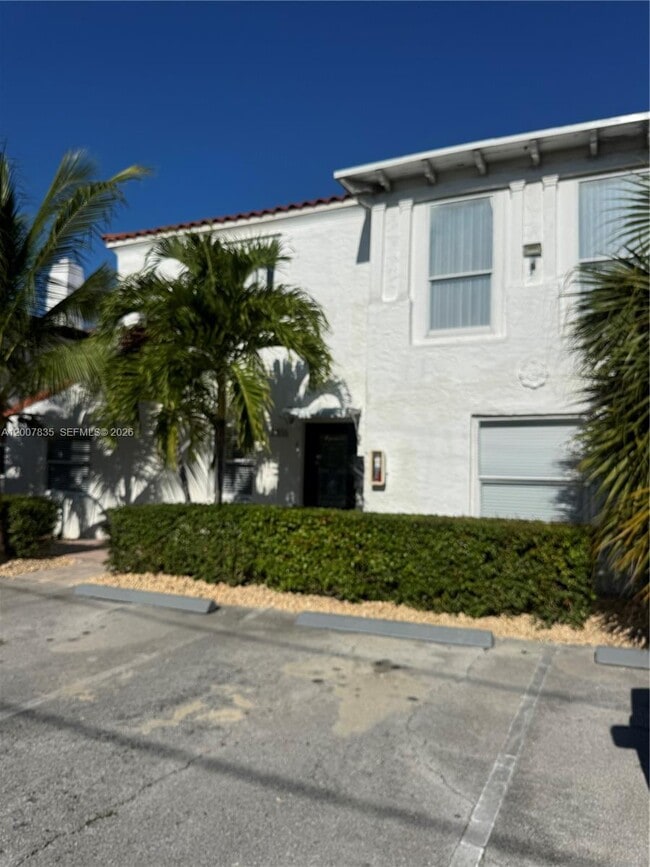 Building Photo - 2816 Pine Tree Dr Unit 3