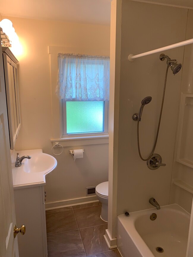 Photo - 1666 Chislett St
