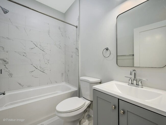 3944 S Indiana Ave Unit 2R