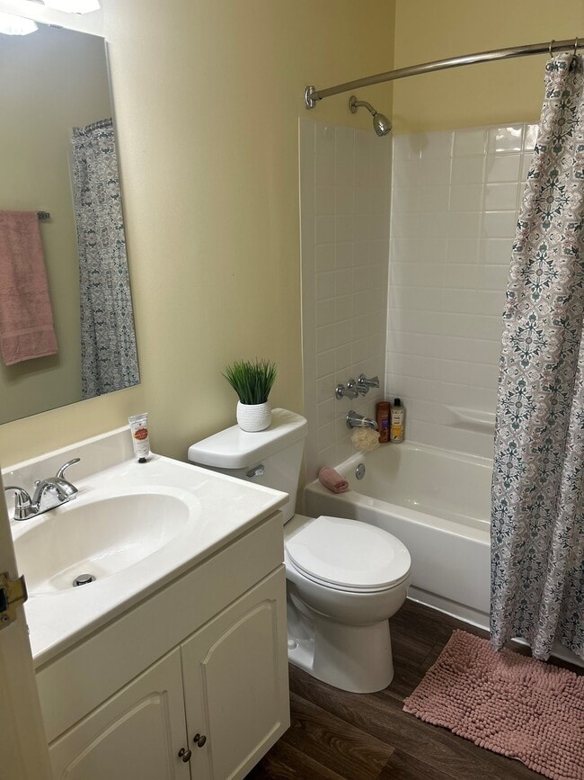 The Pinnacle - Hallway Bathroom