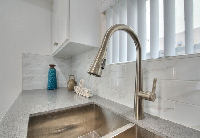 Photo - 11730 Hamlin St Unidad 11732 Hamlin