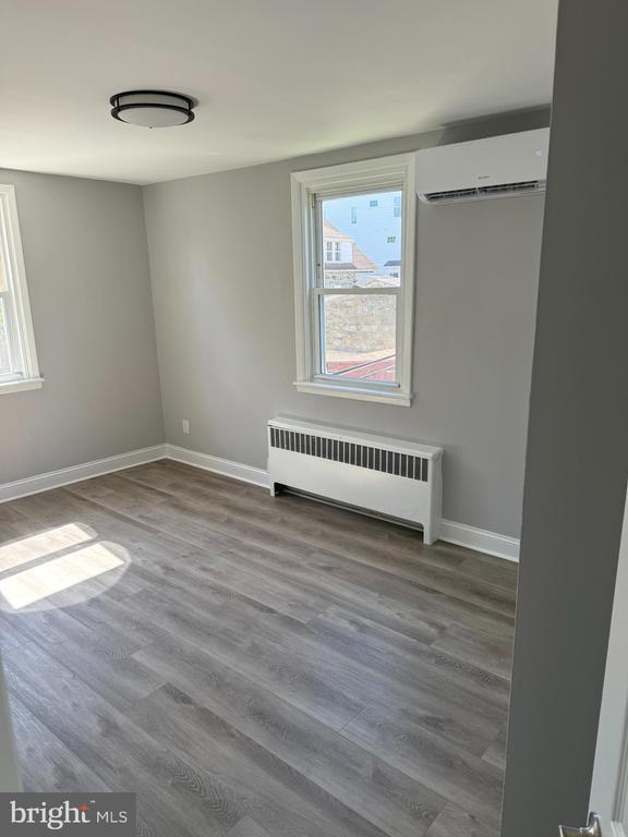 Photo - 928 Durard St