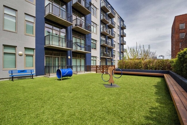 Parque para perros en el lugar con funciones de agilidad y asientos. - Piedmont Pad Apartments
