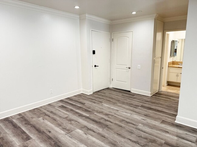 Photo - 5460 White Oak Ave