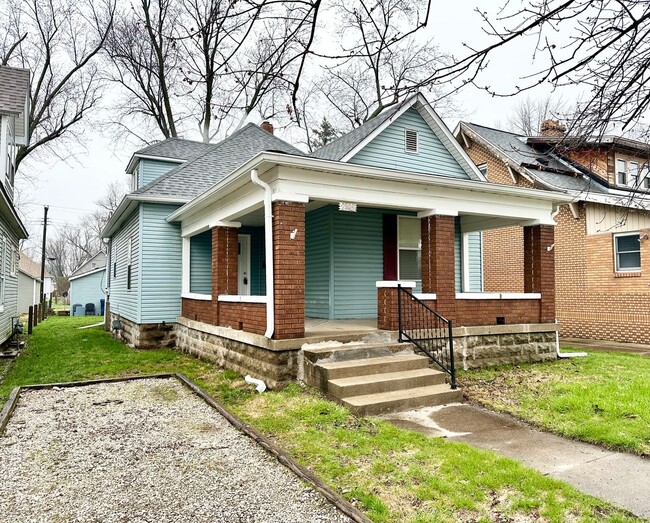 Renovated 3-Bedroom Home Steps from the 12... - Renovated 3-Bedroom Home Steps from the 12...