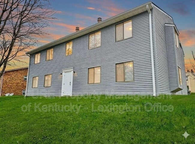Building Photo - 3772 Camelot Dr Unit 4
