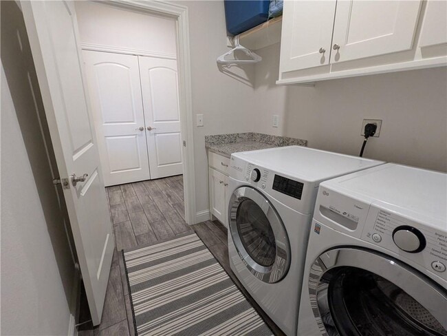 Photo - 1040 E Skyline Lp