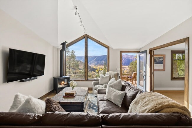 Building Photo - 641 Pinon Dr